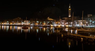 Lecco 'nun uzun gölü gece aydınlandı.