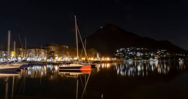 Lecco 'nun uzun gölü gece aydınlandı.