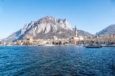 Lecco 'nun manzarası ve güzel gölü ve dağları.