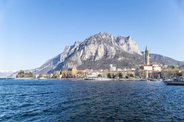 Lecco 'nun manzarası ve güzel gölü ve dağları.