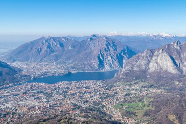 Lecco ve gölünün havadan görünüşü