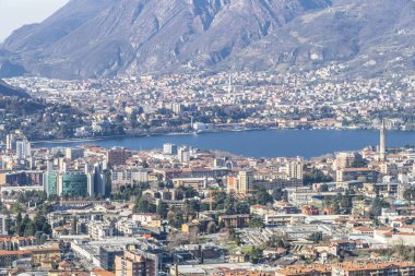 Lecco ve gölünün havadan görünüşü