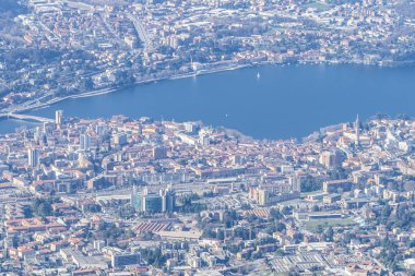 Lecco ve gölünün havadan görünüşü