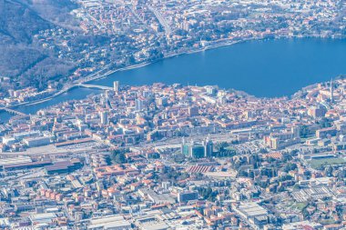 Lecco ve gölünün havadan görünüşü