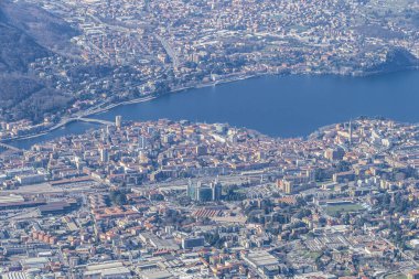 Lecco ve gölünün havadan görünüşü