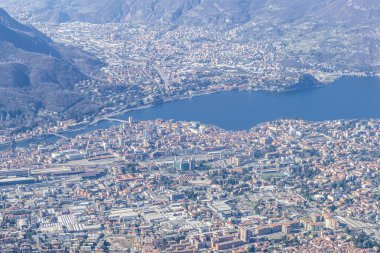 Lecco ve gölünün havadan görünüşü