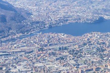 Lecco ve gölünün havadan görünüşü