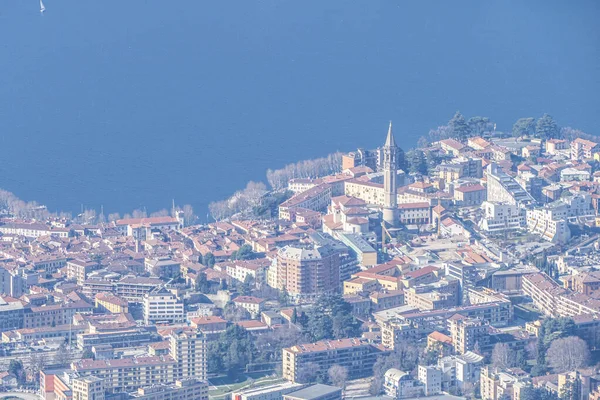 Lecco 'nun hava manzarası ve güzel çan kulesi.