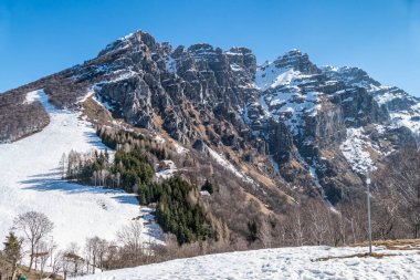 Kar ve mavi gökyüzü ile Resegone Dağı