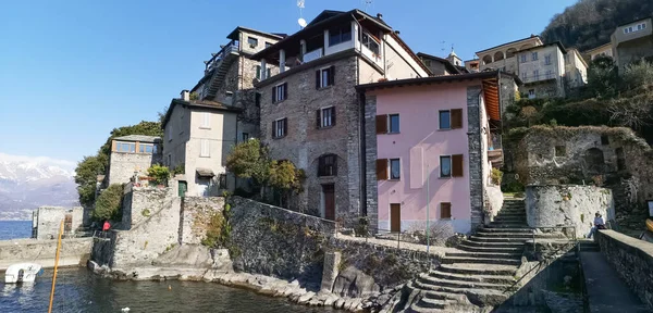 Corenno limanının birçok renkli cepheli ekstra geniş görünümü