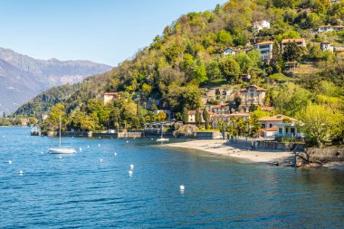 Maggiore Gölü 'ndeki Colmegna sahili, plajları ve villaları.