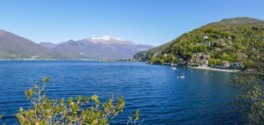 Colmegna ve Maccagno ile Maggiore Gölü 'nün ekstra geniş manzarası