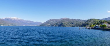 Luino kıyılarıyla Maggiore Gölü 'nün ekstra geniş manzarası.