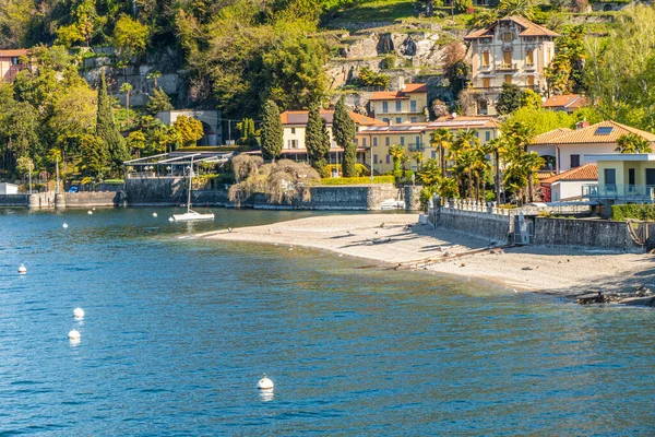 Maggiore湖中的Colmegna海岸及其海滩和别墅 — 图库照片
