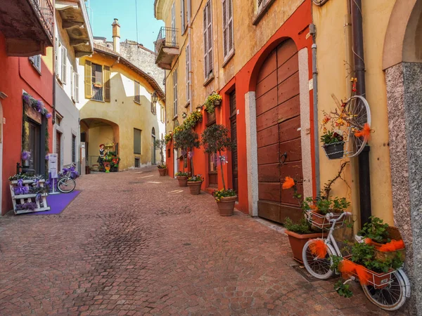 意大利路易诺 2021年4月19日 意大利历史上著名的路易诺市中心的一条美丽街道 街道上有鲜花 薰衣草和斑岩 — 图库照片