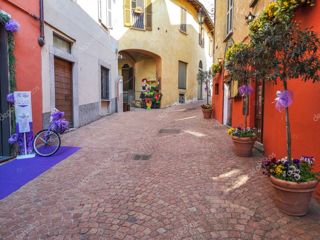 Luino, Italia - 19-04-2021: hermosa calle en el centro histórico de Luino  con flores, lavanda y pórfido 2023