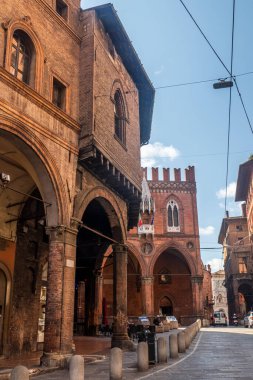 Bolonya, İtalya: 04-15-2021: Bologna 'daki güzel tarihi binalar