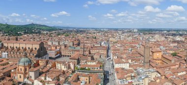 Bolonya, İtalya: 04-15-2021: Güzel Maggiore Meydanı ve kulesi ile Bologna 'nın havadan görünüşü