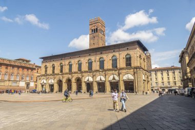 Bolonya, İtalya: 04-15-2021: Bolonya 'daki Maggiore Meydanı' nın ekstra geniş görünümü