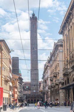 Bologna, İtalya: 04-15-2021: Arka planda Asinelli Kulesi olan tarihi Bologna merkezi