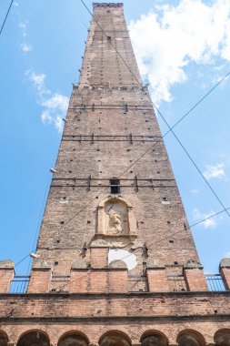 Bologna 'nın tarihi merkezi. Arkasında Asinelli Kulesi var.