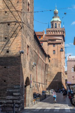 Bologna, İtalya: 04-15-2021: Bolonya 'nın merkezindeki antik tarihi binalar
