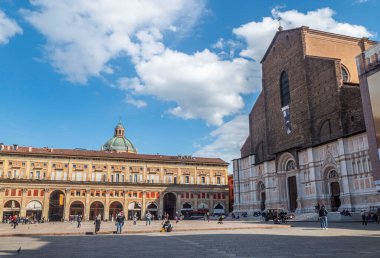 Bolonya, İtalya: 04-15-2021: Bolonya 'daki güzel Maggiore Meydanı