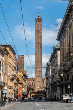 Bologna, İtalya: 04-15-2021: Arka planda Asinelli Kulesi olan tarihi Bologna merkezi