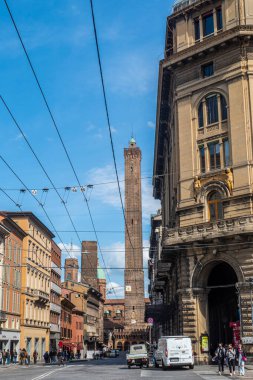 Bologna, İtalya: 04-15-2021: Arka planda Asinelli Kulesi olan tarihi Bologna merkezi