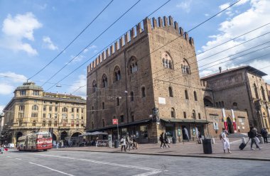 Bolonya, İtalya: 04-15-2021: Bolonya 'daki güzel Maggiore Meydanı