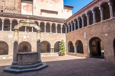 Bologna 'daki Santo Stefano kilisesinin güzel manastırı.