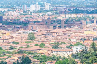 Güzel kilisesi ve kuleleriyle Bolonya 'nın havadan görünüşü