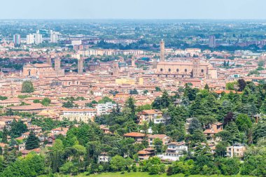 Güzel kilisesi ve kuleleriyle Bolonya 'nın havadan görünüşü