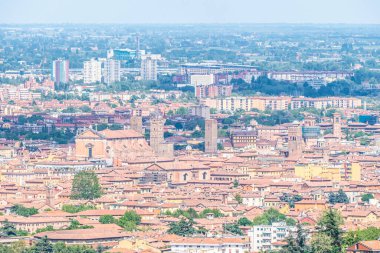 Güzel kilisesi ve kuleleriyle Bolonya 'nın havadan görünüşü