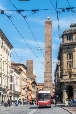 Bolonya, İtalya - 05-01-2021: Bologna 'daki güzel Asinelli Kulesi