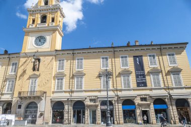 Parma, İtalya: 05-02-2021: Arkasında Parma 'daki Vali Sarayı' nın bulunduğu Garibaldi Anıtı