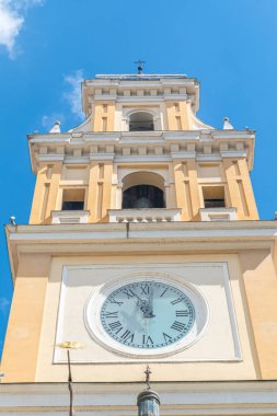 Parma 'daki valilik sarayının güzel saat kulesi.