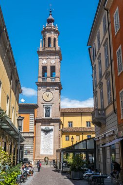 Parma, İtalya: 05-02-2021: Parma 'da güzel çan kulesi