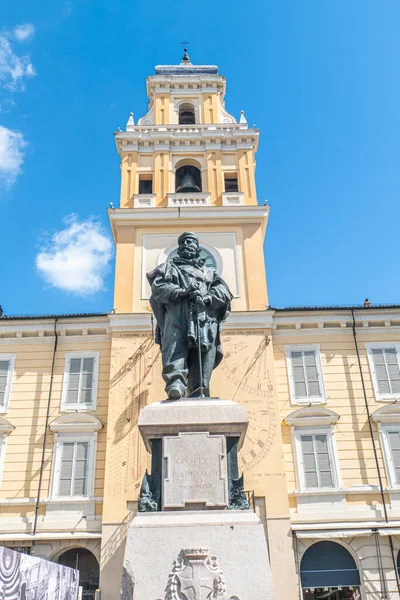 Памятник Гарибальди Дворцом Губернатора Парме Ним — стоковое фото