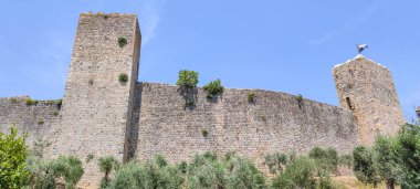 Tarihi Monteriggioni şehrinin antik dış duvarları