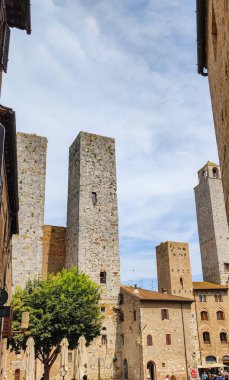 Tarihi San Gimignano kasabasında antik sokaklar