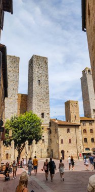 San Gimignano, İtalya - 07-05-2021: Tarihi San GImignano kasabasındaki antik sokaklar