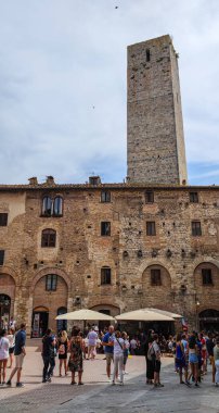San Gimignano, ITaly - 07-05-2021: Toskana 'daki tarihi San Gimignano kentinin ana meydanı