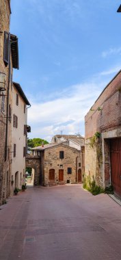 Tarihi San Gimignano kasabasında antik sokaklar