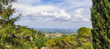Arka planda Siena 'nın olduğu Toskana tepelerinin ekstra geniş manzarası.