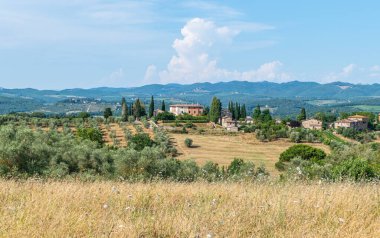 Siena, İtalya - 05-07-2021: Siena yakınlarındaki güzel Toskana tepeleri