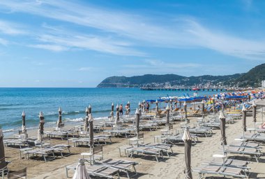 Alassio, İtalya - 07-02-2021: Alassio 'nun güzel plajıyla manzarası 