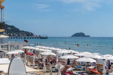 Alassio, İtalya - 07-02-2021: Alassio 'nun güzel plajıyla manzarası 