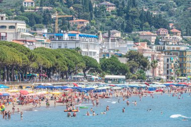 Alassio, İtalya - 07-02-2021: Alassio 'nun güzel plajıyla manzarası 