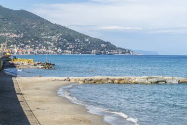  Alassio 'nun manzarası ve güzel plajı. 